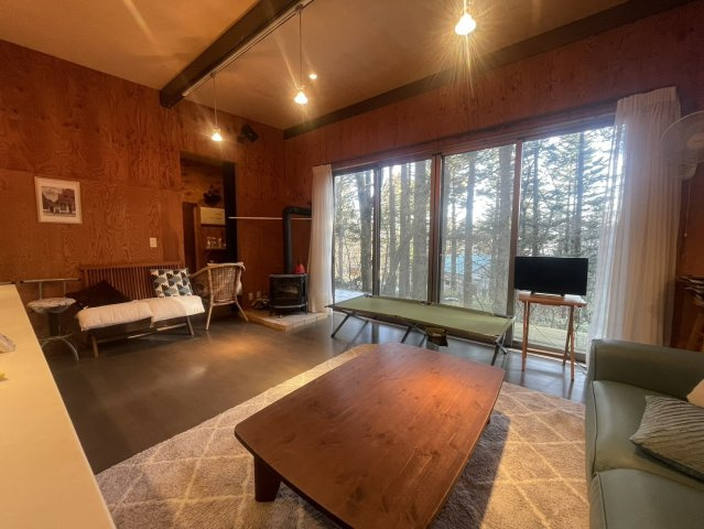 アイランドキッチン×薪ストーブ×メンテ不要の外壁仕様♪ハイグレード仕様の中古別荘＝那須町高久乙の居間・リビング|ゆったりとしたリビングです