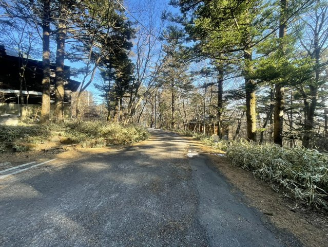 アイランドキッチン×薪ストーブ×メンテ不要の外壁仕様♪ハイグレード仕様の中古別荘＝那須町高久乙の前面道路含む現地写真