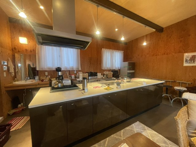 アイランドキッチン×薪ストーブ×メンテ不要の外壁仕様♪ハイグレード仕様の中古別荘＝那須町高久乙のキッチン|アイランドキッチンです