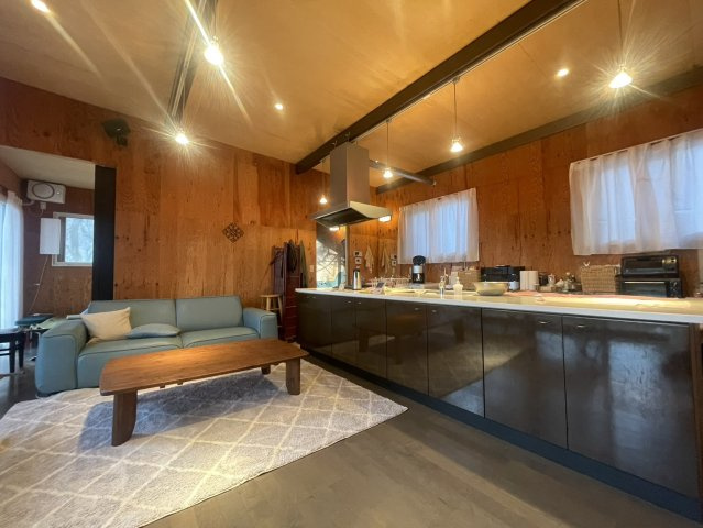 アイランドキッチン×薪ストーブ×メンテ不要の外壁仕様♪ハイグレード仕様の中古別荘＝那須町高久乙の居間・リビング|ゆったり過ごせるリビングです