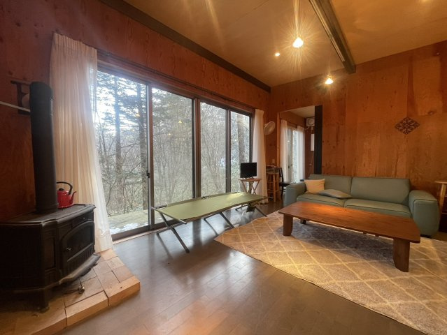 アイランドキッチン×薪ストーブ×メンテ不要の外壁仕様♪ハイグレード仕様の中古別荘＝那須町高久乙の居間・リビング|リビングです