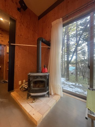 アイランドキッチン×薪ストーブ×メンテ不要の外壁仕様♪ハイグレード仕様の中古別荘＝那須町高久乙の冷暖房・空調設備|薪ストーブ付きです