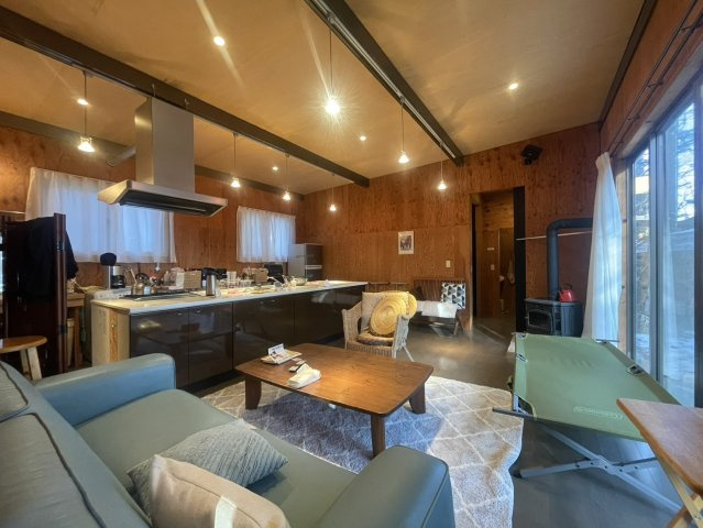 アイランドキッチン×薪ストーブ×メンテ不要の外壁仕様♪ハイグレード仕様の中古別荘＝那須町高久乙の居間・リビング|ゆったり過ごせる居間です