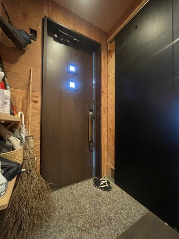 アイランドキッチン×薪ストーブ×メンテ不要の外壁仕様♪ハイグレード仕様の中古別荘＝那須町高久乙の玄関|玄関です