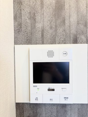 【防犯設備】 | グランツオーベル本牧三溪園 | ◆玄関に行かなくても来訪者が確認でき、ハンズフリーで会話をすることが出来ます。モニターを確認する事によって防犯効果も高まります。