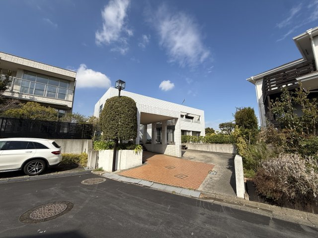 海見え！披露山庭園住宅　6SLDKの外観|陽当良好