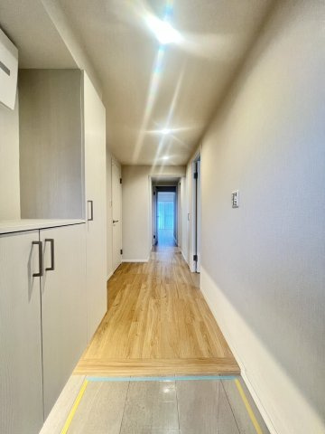 ライオンズマンション京成大久保の玄関|白を基調とした明るい玄関です