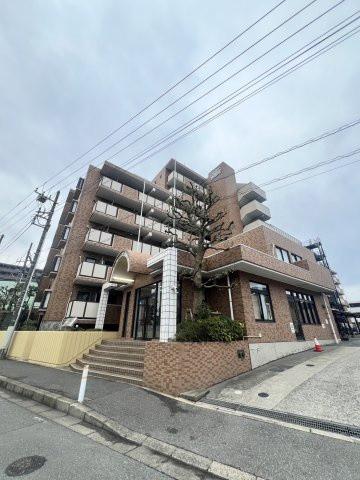 ライオンズマンション京成大久保の外観|耐久性に優れた重厚感のあるタイル張り。外部の方が簡単に入室できないオートロックがあり防犯面安心です