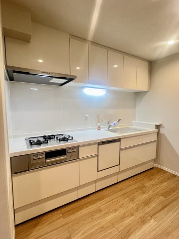 ライオンズマンション京成大久保のキッチン|浄水器付きハンドシャワー水栓＋3口ガラストップコンロ＋食器洗い乾燥機
