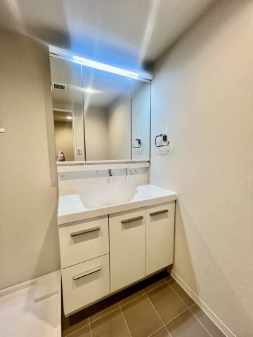 ライオンズマンション京成大久保の独立洗面台|身支度がしやすい三面鏡付き洗面化粧台