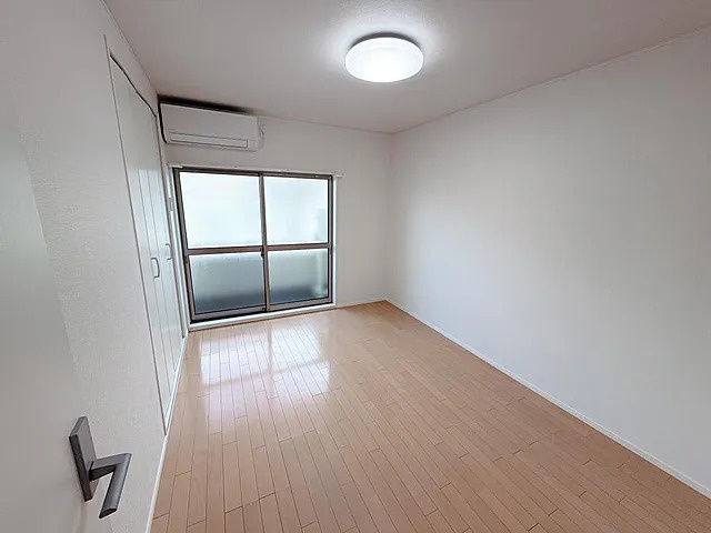 南春日丘ビルの洋室