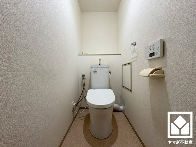 香枦園壱番館のトイレ|明るく清潔感溢れるトイレです。温水洗浄便座付きで、季節を問わずいつでも温かい便座をお使いいただけます。（リフォーム前の写真です）
