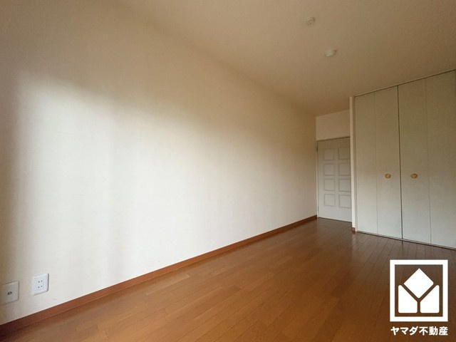 香枦園壱番館の子供部屋|オープンクローゼットでおしゃれな「見せる」収納も可能です。扉がないため物の出し入れがしやすく、通気性が良いのもメリット。（リフォーム前の写真です）