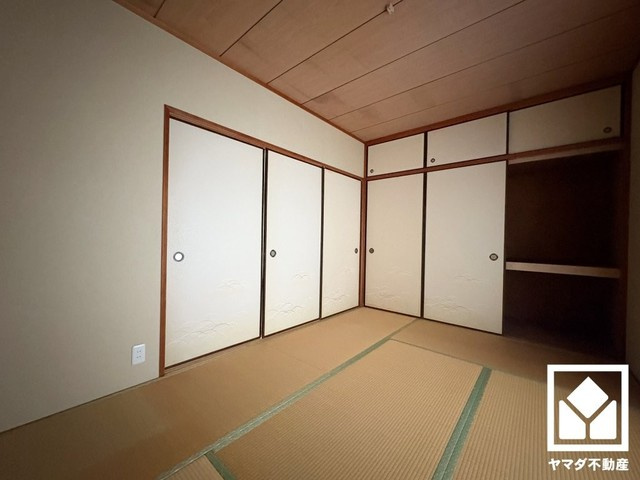 香枦園壱番館の和室|ウォークインクローゼットを設置し、約6帖の和室から約4.5帖のフリールームへ間取り変更となります。リビングに隣接する引き戸のお部屋で、一体利用も可能です。（リフォーム前の写真です）