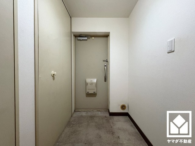 香枦園壱番館の玄関|玄関にはシューズボックスを完備。家族の靴もしっかり収納できるので、玄関がいつも片付き、気持ちよくお客様を迎えられます。（リフォーム前の写真です）