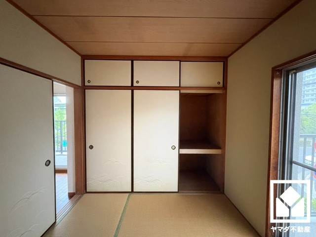 香枦園壱番館の収納|廊下にもスペースがあり、住空間を広々お使いいただけます。日用品のストックなどもすっきり片付きます。（リフォーム前の写真です）