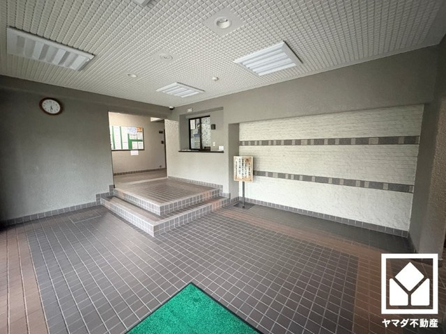 香枦園壱番館のロビー|ゆったりとしたロビーが、住まう人の憩いの場に。落ち着いた空間で、ほっと一息つける時間を。