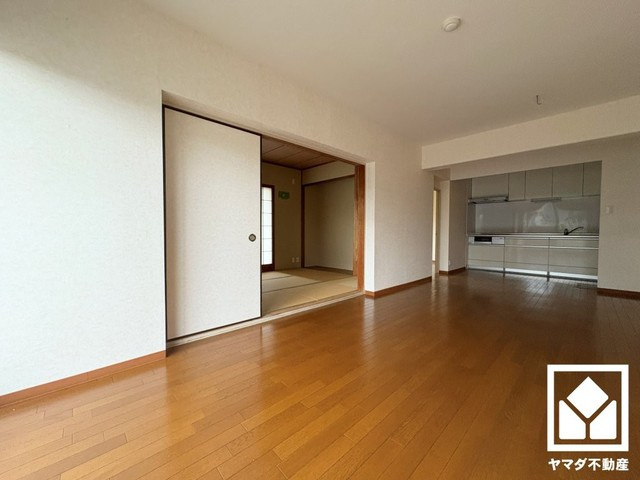 香枦園壱番館の居間・リビング|心地よい空間が広がるリビングで、家族みんなが快適に過ごせる時間を提供。（リフォーム前の写真です）