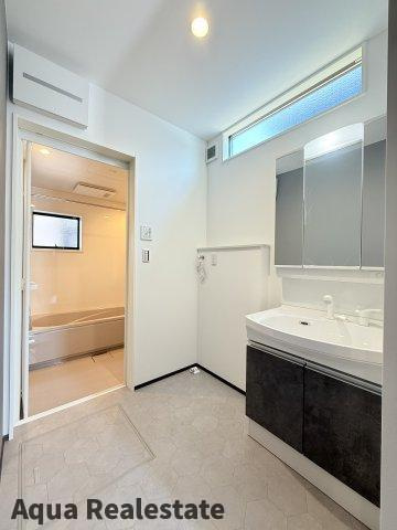 三豊市詫間町詫間　新築オール電化平屋住宅の独立洗面台|朝の支度にも助かる、独立の洗髪洗面化粧台