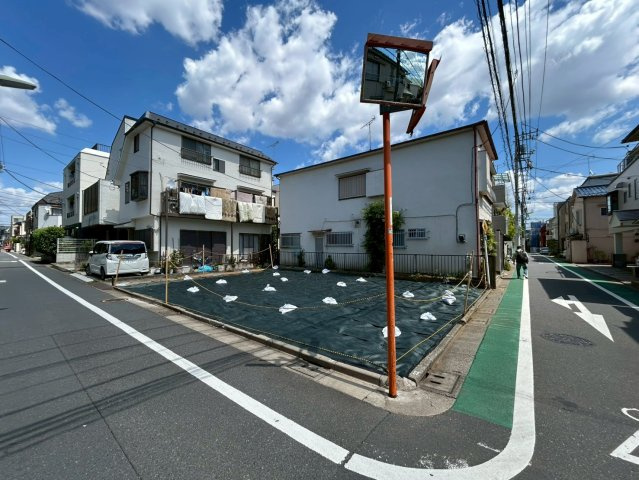 【外観】 | 2026年4月16日撮影
南・西の角地で開放感たっぷり！東急池上線「荏原中延」駅徒歩約6分など3駅3路線が利用可能です。建築条件なしのため、ご家族のこだわりを詰め込んだ理想の住まいを自由な発想で建築で