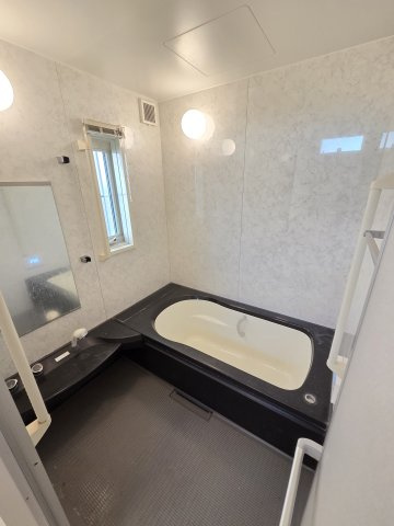 太田市新田市野井町　中古住宅の浴室|1坪サイズのユニットバス。足を伸ばしてゆったりと湯船につかれます♪