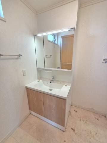 太田市新田市野井町　中古住宅の洗面所|洗面化粧台は嬉しい三面鏡！隠せる収納としても重宝しますね！