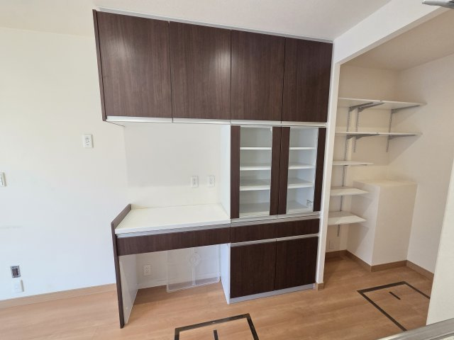 太田市新田市野井町　中古住宅のキッチン|キッチンはカップボードとパントリー付き！収納が豊富です！