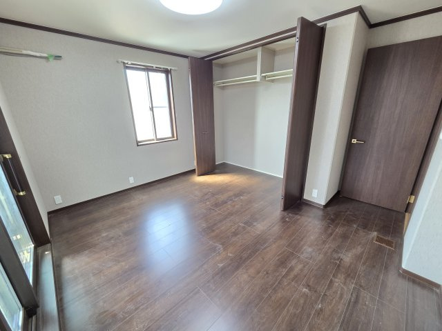太田市新田市野井町　中古住宅の収納|2階西側洋室の収納は大きなクローゼットです！