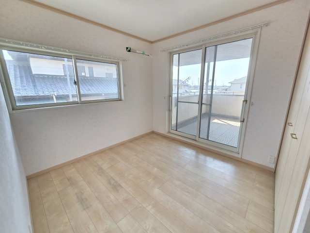 太田市新田市野井町　中古住宅の洋室|2階真ん中の洋室です。