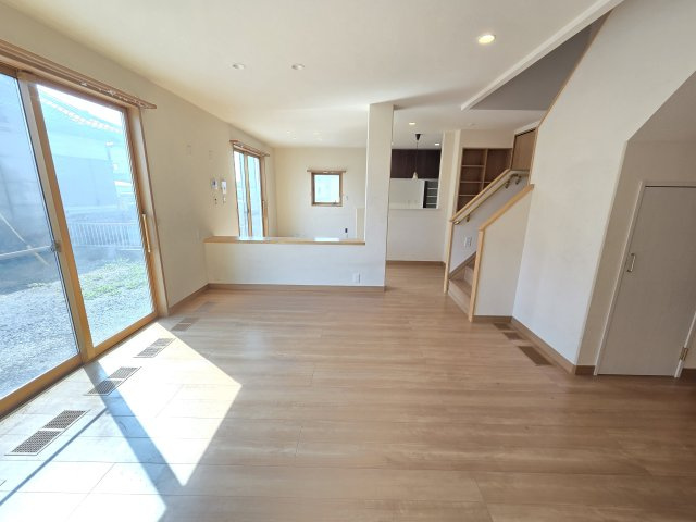 太田市新田市野井町　中古住宅の居間・リビング|リビングイン階段なのでご家族のコミュニケーションが自然にとれますね♪
