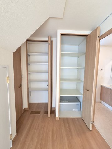 太田市新田市野井町　中古住宅の収納|1階の物入です。本当に収納が沢山！お家の中がスッキリしますね♪