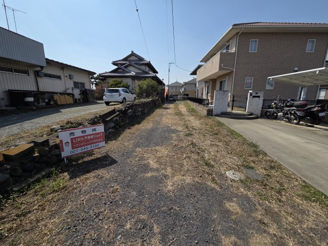 太田市新田市野井町　中古住宅の駐車場|敷地の入り口部分。こちらに縦列駐車が可能です！