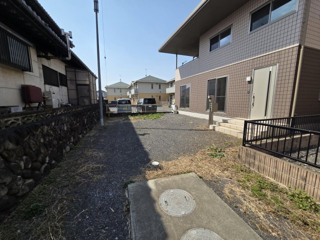太田市新田市野井町　中古住宅の駐車場|敷地内部。並列2台駐車可能。入り口からバックしてくる必要がございます。