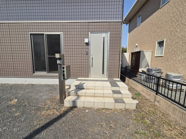 太田市新田市野井町　中古住宅の玄関|TVモニター付きドアホンはポストと一体型！