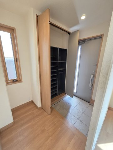 太田市新田市野井町　中古住宅の玄関|現地写真　玄関収納は可動棚！ブーツや長靴など、仕舞う物に合わせて高さ調整ができ便利です！