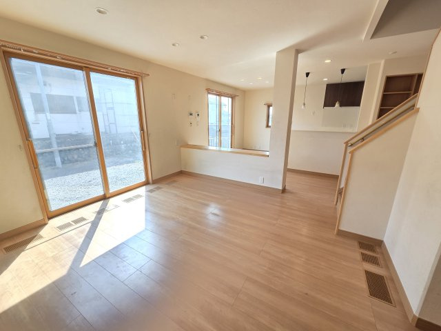 太田市新田市野井町　中古住宅の居間・リビング|広々としたリビングは日当たり良好！家族団らんを楽しめそうです♪