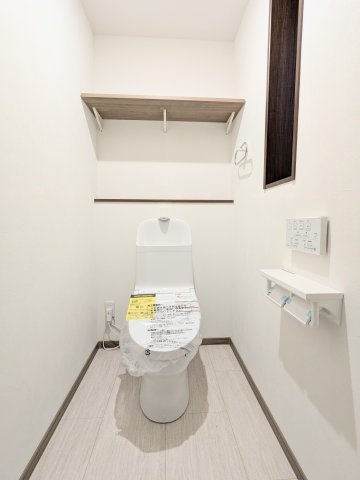 墨田区緑１丁目の新築戸建のトイレ|～棚付きの1階トイレ写真～