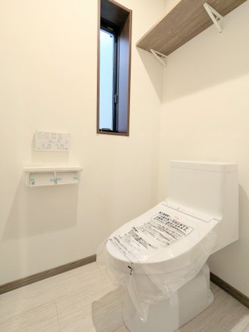 墨田区緑１丁目の新築戸建のトイレ|～棚付きの2階トイレ写真～