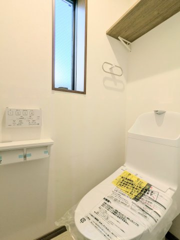 墨田区緑１丁目の新築戸建のトイレ|～棚付きの3階トイレ写真～