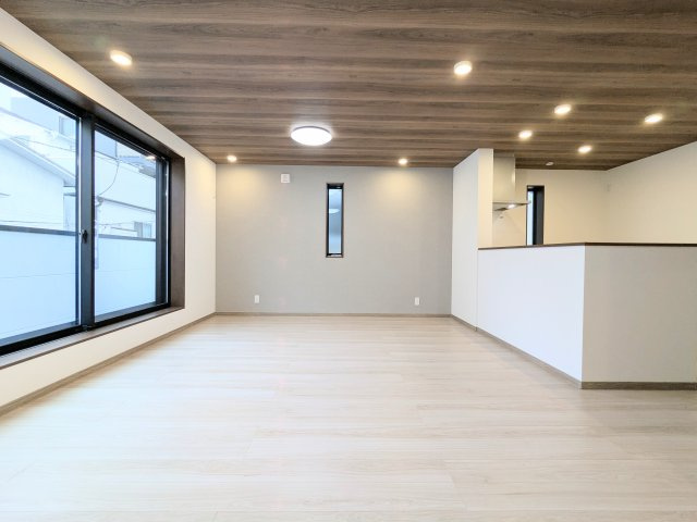墨田区緑１丁目の新築戸建のキッチン|～横幅がゆったりとした開放感あふれるリビング写真～