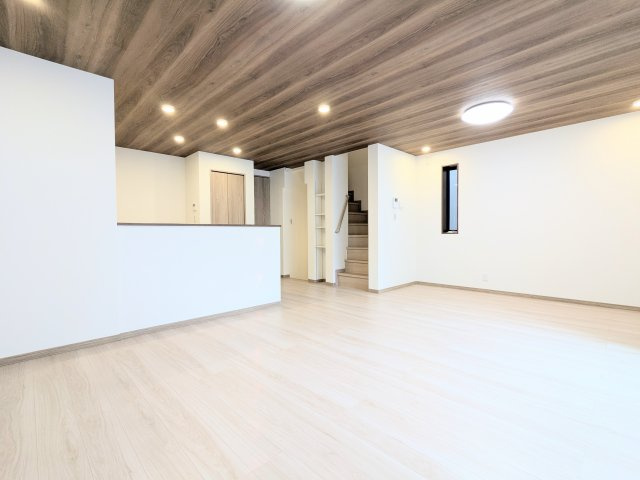 墨田区緑１丁目の新築戸建のダイニング|～横幅がゆったりとした開放感あふれるリビング写真～