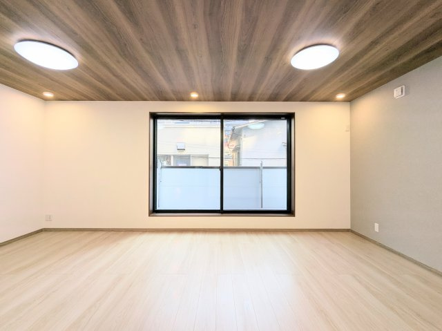 墨田区緑１丁目の新築戸建の洋室|～横幅がゆったりとした開放感あふれるリビング写真～