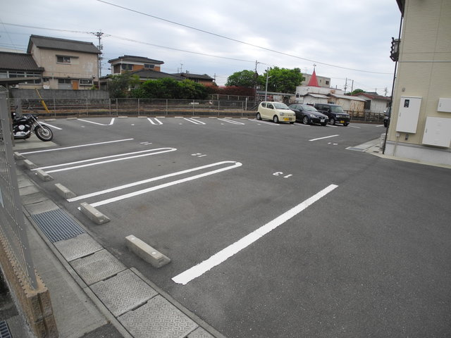 スマイリィハウス愛野の駐車場