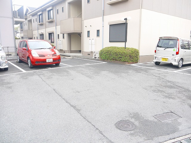フローレ木津Ａの駐車場