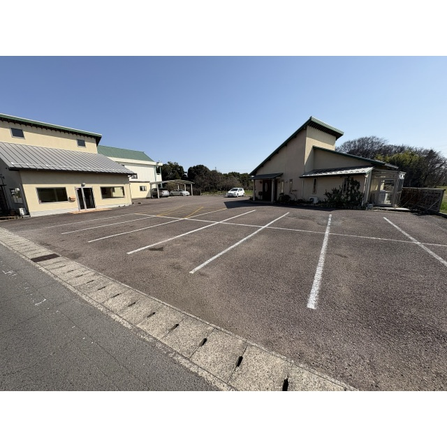 本巣市上真桑の店舗一部の駐車場