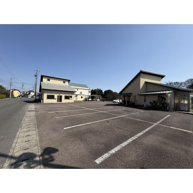 本巣市上真桑の店舗一部の駐車場