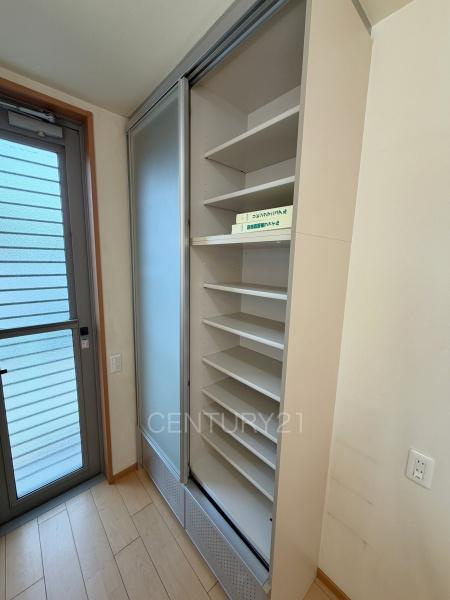 大泉町大字吉田中古一戸建てのキッチン|カップボード付き。