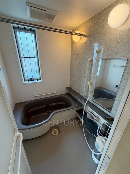 大泉町大字吉田中古一戸建ての浴室|ゆったりと寛げる大型バスタブ。
足を伸ばしたまま入浴可能です。
浴室乾燥機付きで天候が悪い日でも洗濯をして衣類を乾燥させることができます。