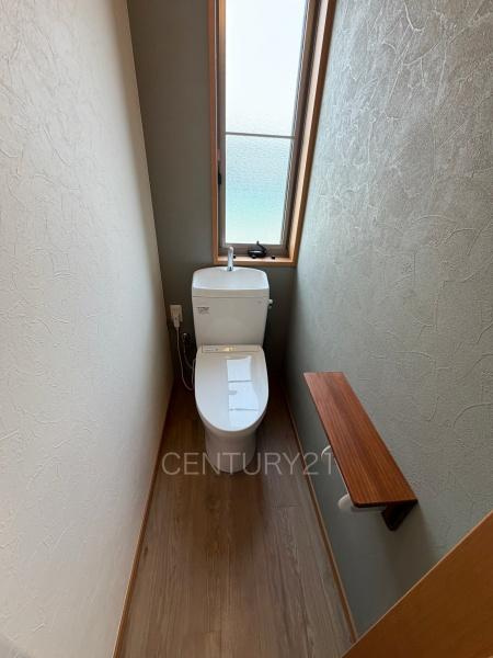 大泉町大字吉田中古一戸建てのトイレ|１階トレイです。
温水シャワー洗浄機能付きです。