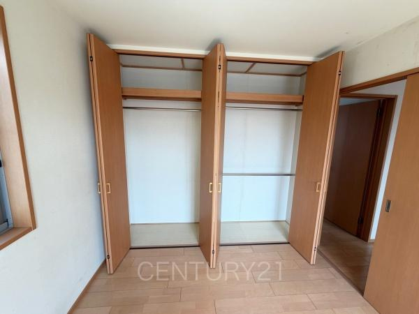 大泉町大字吉田中古一戸建ての収納|ハンガーパイプ付きクローゼットです。